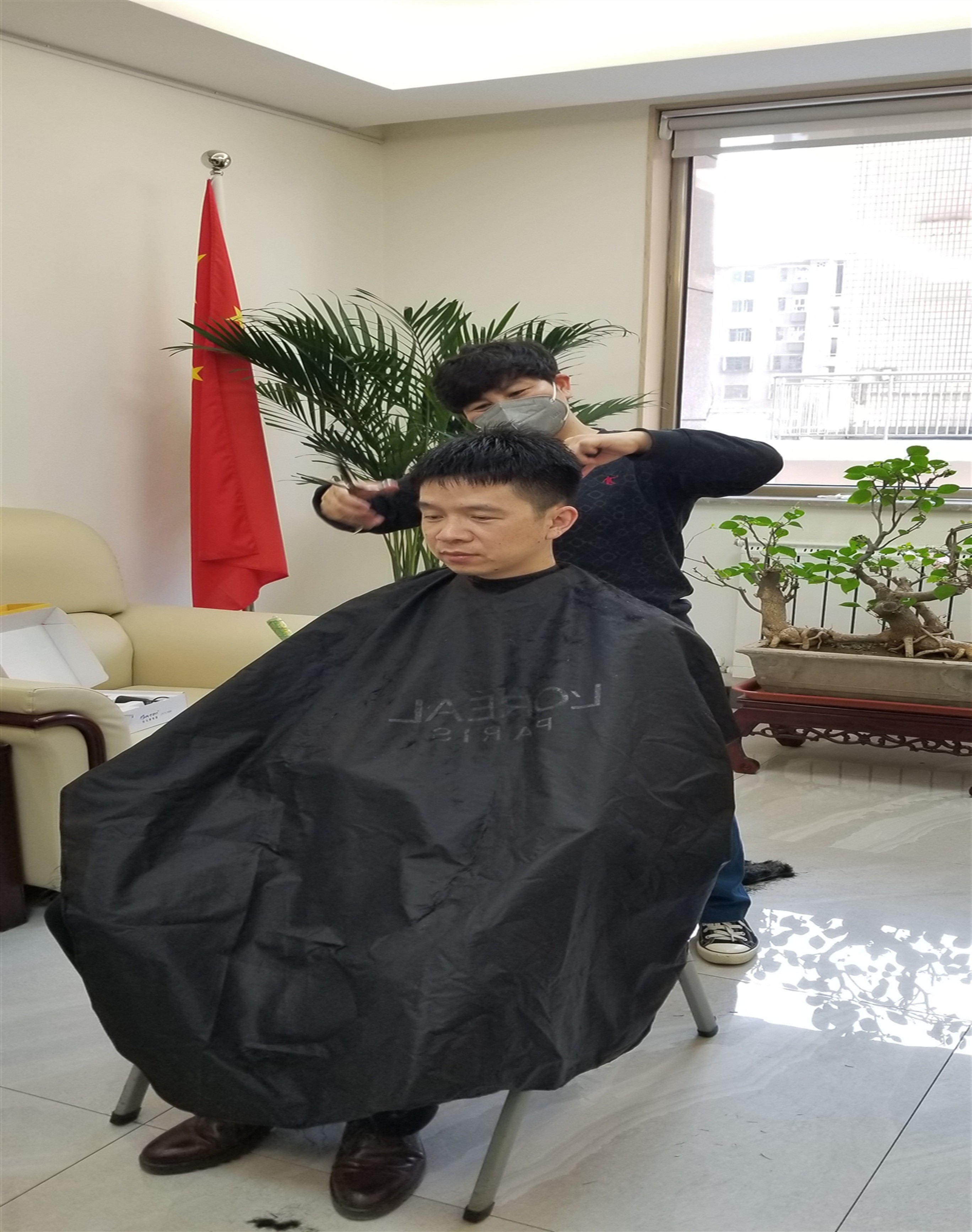 暖心！疫情期間我們的“最美理發(fā)師”